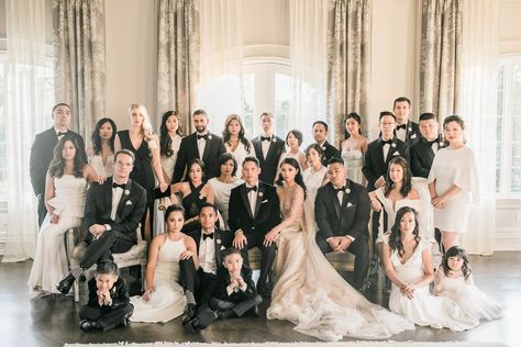 Family Picture Wedding, Family Portraits Wedding, Large Bridal Party Pictures, Wedding Picture Ideas With Parents, Wedding Family Photos Group Shots, Wedding Group Poses, Family Wedding Pictures, Large Bridal Party, Wedding Group Photos