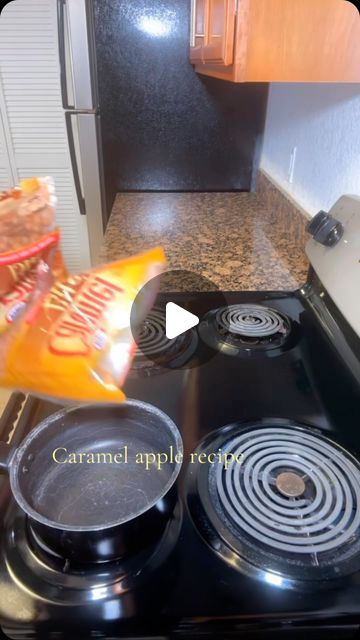 Carmel Apples Recipe How To Make, Halloween Caramel Apples Ideas, Caramel For Caramel Apples, Caramel Candy Apples, Carmel Apple Recipe, Easy Caramel Apples, Carmel Candy, Taffy Apple, Candied Apples