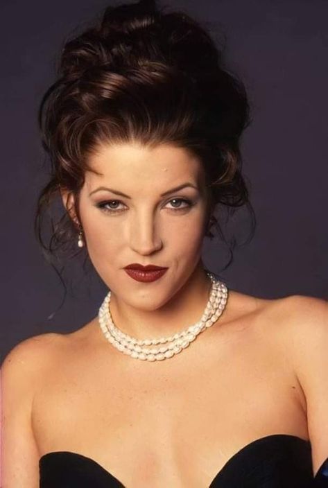 Lisa Marie Presley 90s, Elvis Presley Hair, Lisa Presley, Elvis And Me, Lisa Aesthetic, Michael Jackson Photoshoot, Lisa Jackson, Elvis Presley Family, Linda Thompson