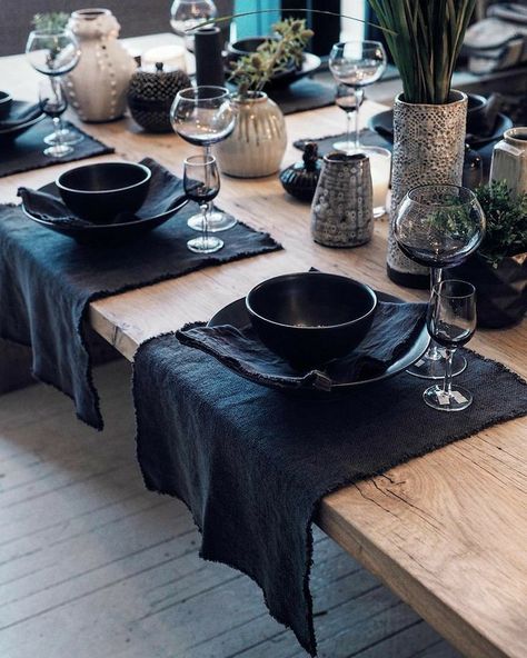 Black Placemats Table Setting, Black Kitchen Table Decor, Black Dinner Table, Black Dishes, Thanksgiving Dinner Table Decorations, Black Placemats, Winter Entertaining, Thanksgiving Dinner Table, Tafel Decor