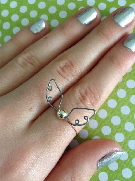 Golden Snitch Ring Harry_Potter jewelry  #adorkable @Jenn L Milsaps Klopcic !!!! Maquillage Harry Potter, Viking Knitting, Harry Potter Ring, Wire Rings Tutorial, Diy Jewelry Rings, Harry Potter Jewelry, Diy Ring, Bead Making, Bijoux Fil Aluminium