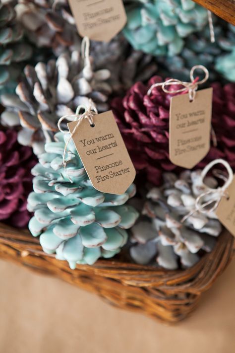 DIY - How to make Pinecone Fire Starter favors Julkransar Diy, Joululahjat Diy, Pinecone Fire Starters, Fete Ideas, Săpunuri Handmade, Winter Wedding Favors, Easy Diy Christmas Gifts, Diy Pinecone, Creative Christmas Gifts