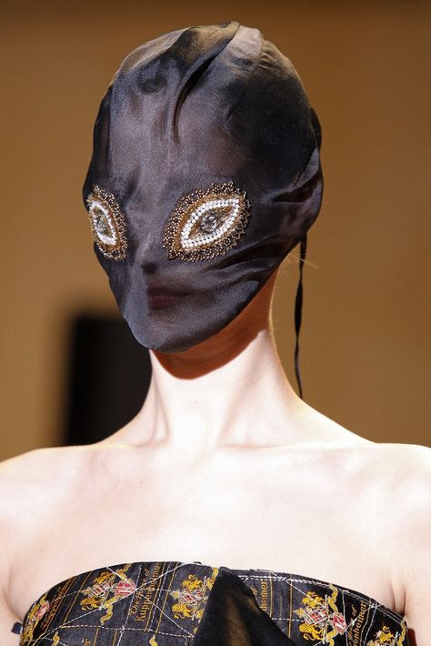 Margiela Mask, Ant Hill, 2014 Couture, Dior Haute Couture, Fashion Mask, Weird Fashion, Masks Art, Charles Bukowski, Black Mask