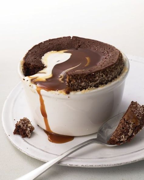 Warm Chocolate Pudding Cakes with Caramel Sauce // Martha Stewart Cakes With Caramel, Warm Chocolate Pudding, Pudding Cakes, Patisserie Design, Chocolate Pudding Cake, Nutella Cake, Caramel Recipes Sauce, Torte Cupcake, Sale Ideas