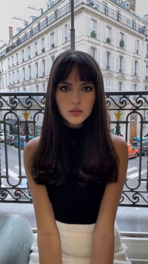 Paola Cossentino Makeup, Long Hair Short Bangs, Parisian Makeup Look, Makeup Tutorial Products, French Style Makeup, Chanel Makeup Looks, Cleopatra Hair, French Hairstyles, Parisian Makeup