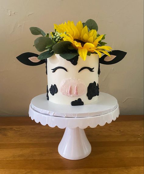 Sunflower Birthday Cakes, Cake Artwork, Cow Birthday Cake, Cow Baby Shower Theme, 19th Birthday Cakes, Cowgirl Cakes, Cow Cake, Cow Birthday Parties, Cow Cakes