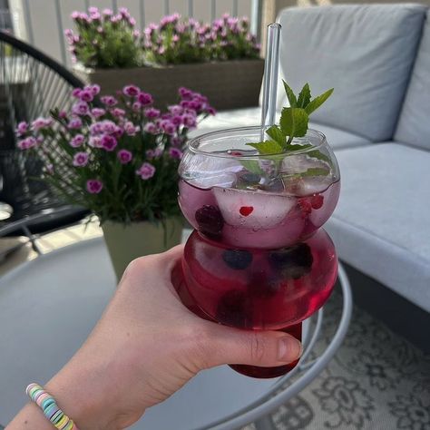 Con este calor siempre viene bien un buen refresco con frutas del bosque 🫐🍓 Consigue nuestro vaso Bubble en nuestra web. ✅Alta calidad ✅Vasos en tendencia www.justyourhomeonline.com Ingredientes para disfrutar de esta bebida: Jarabe de frutas del bosque Agua con gas Hielo Frutas del bosque congeladas Toque de menta . . . . . #homedecor #decoraciónhogar #rebajasverano #vasosparacafe #vasosdecristal #vasosaesthetic #bebeconjustyourhome_es #estilodevida #refrescante #bebidassaludables #env... Vasos Aesthetic, On Instagram, Instagram