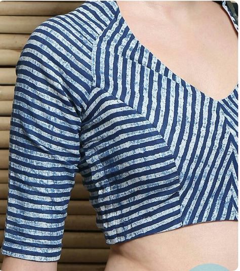 Love the raglan Striped Blouse Designs, Couture Lingerie, Long Blouse Designs, Blouse Designs High Neck, Cotton Saree Blouse Designs, Cotton Blouse Design, Essential Fashion, New Saree Blouse Designs, Linen Tableware