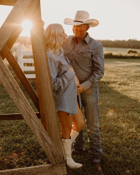 Part of the dreamiest maternity session 🤩✨ Farm Style Maternity Shoot, Winter Western Maternity Pictures, Barn Maternity Pictures, Farm Style, Pregnancy Shoot, Maternity Session, Maternity Pictures, Family Pictures, Pregnancy Photos