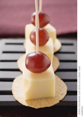 get bag of precut cheese cubes. Use colored toothpicks! Like the red grapes. Have a basket of crackers next to this. Party Snack Recipes, Healthy Appetizers Dips, Grape Appetizers, Cheese And Grapes, Toothpick Appetizers, Cocktail Hour Food, Grapes And Cheese, How To Cook Polenta, Graduation Party Foods