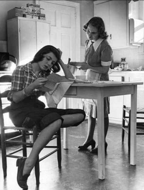 1945 Kitchen, Story Clothes, Nina Leen, 50s Photos, Letter Photography, People Reading, Dress Skirts, White Clothing, Vintage Lifestyle