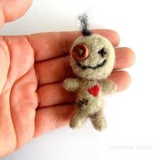 Needle felted Halloween Voodoo Doll, Fab Etsy store!! – Felting Needle Felting Voodoo Doll, Marvel Needle Felting, Gothic Needle Felting, Wool Felted Animals, Small Needle Felting Projects, Needle Felting Tips, Needle Felted Monsters, Needle Felting Beginner, Needle Felting Tutorials Step By Step