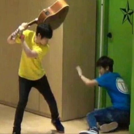 Seventeen Woozi Guitar Angry Meme Angry Meme, طابع بريدي, Funny Poses, Seventeen Memes, Výtvarné Reference, Draw The Squad, Boy Best Friend, 웃긴 사진, صور مضحكة