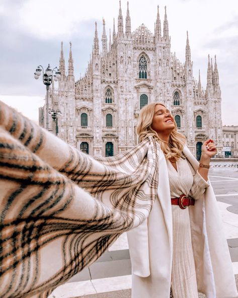 Best Photo Spots in Milan – Blonde around the World Milan Photoshoot Ideas, Milan Photo Ideas, Budapest Vacation, Milan Instagram, Milan Outfits, Milan Italy Travel, Milan Duomo, Milan Travel, Italy Pictures