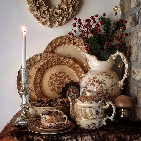 Craftmans House, Gentlemen's Lounge, Brown Cottage, Antique Booth Displays, English Cottage Decor, Sculptures Céramiques, Brown Transferware, Antique Dishes, Romantic Country