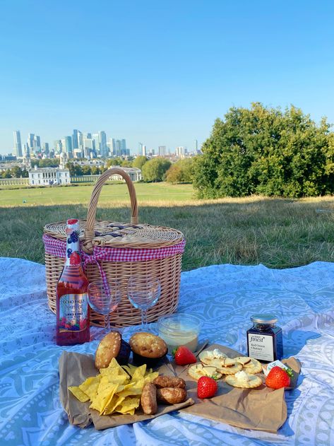 Greenwich Park London, Seine Picnic, Picadilly Square London, City Park Picnic Aesthetic, Otherside Picnic, Greenwich Park Book, Park Picnic, Greenwich Park, London Park