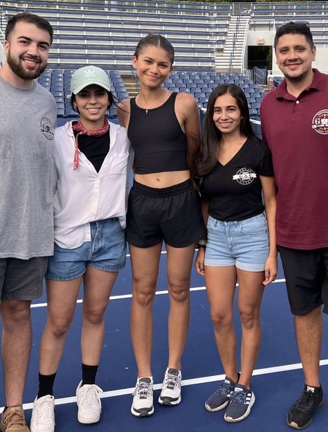 Zendaya With Fans, Zendaya Maree Stoermer Coleman, Zendaya Outfits, Working Out Outfits, Rich Girl Lifestyle, Zendaya Coleman, Sporty Outfits, Our Girl, Gym Outfit