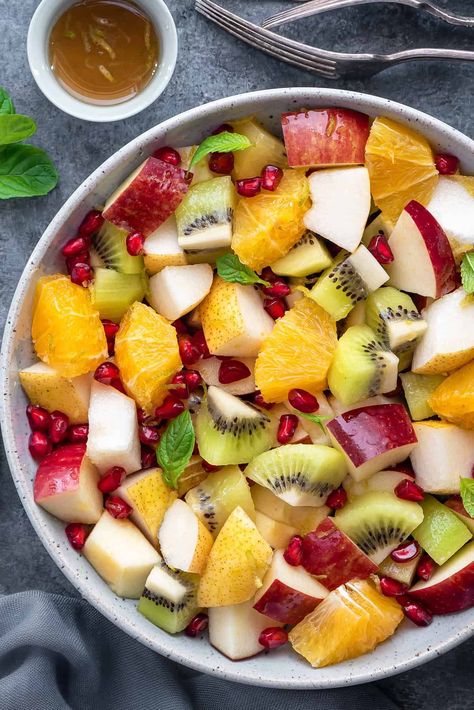 Salads With Fruits And Vegetables, Fruits For Breakfast, Healthy Foods Asthetics, Fruit Salad Bowl, Fruits Salad, Pretty Fruit Salad, Fruits Breakfast, Salad Photo, Fruit Salad Winter