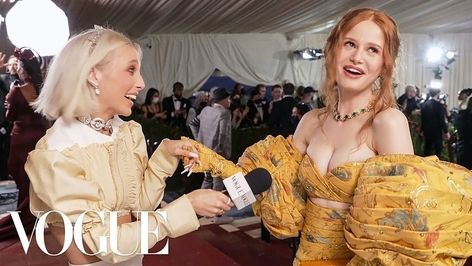 Emma Chamberlain Vogue, Vogue Youtube, Moschino Dress, What U Want, Madelaine Petsch, Emma Chamberlain, Cheryl Blossom, Shopping Event, Gold Gilding