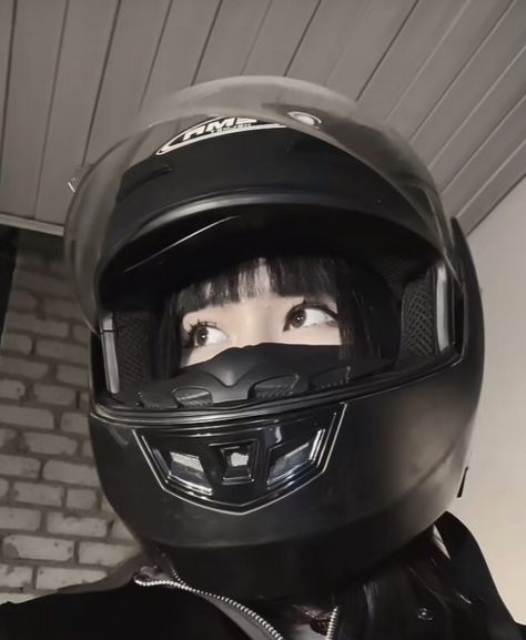 Biker Helmets, Biker Couple, Alice Book, Motorcycle Aesthetic, Japanese Motorcycle, Biker Aesthetic, Female Biker, Pretty Bike, Friend Poses Photography