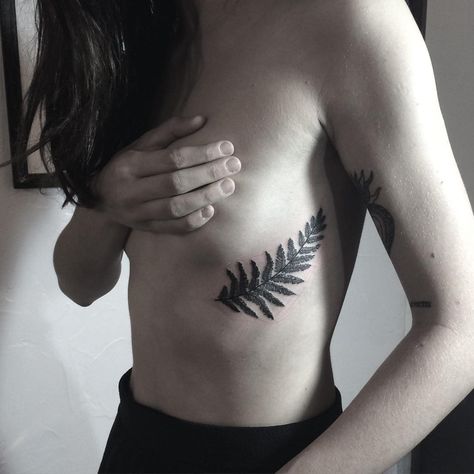 Leaf Tattoo Placement Small Tattoo Placement, Fern Tattoo, Plant Tattoo, Tattoo Life, Celebrity Tattoos, Rib Tattoo, Nature Tattoos, Get A Tattoo, Life Tattoos