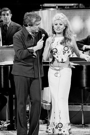 "Merv Griffin Show, The" Merv Griffin with Charo, c. 1969 My dad loved the hoochie koochie girl. Merv Griffin Show, Merv Griffin, Late Night Talks, Vintage Television, History People, Photo B, Old Tv, Classic Tv, Celebrity Photos