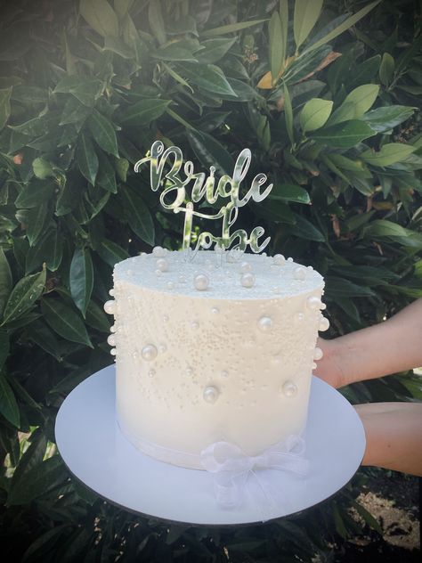 Bridal Shower Cake Aesthetic, Pastel Bride To Be, Bride To Be Cake Ideas Funny, Bride To Be Cake Ideas Bridal Showers, Simple Bride To Be Cake, Bachelorette Cake For Bride, Hens Cake, Bride To Be Cakes Ideas, Elegant Wedding Cake Toppers