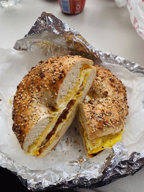 New York Breakfast Sandwich, Nyc Bacon Egg And Cheese, Bacon Egg And Cheese Sandwich New York, Healthy Bagel Sandwich Lunch, Bagel Sandwich Aesthetic, Nyc Bagel Aesthetic, Bagel Aestethic, Bagel Sandwich Breakfast, Bagel Aesthetics