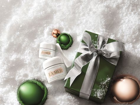 La Mer Holiday 2015 Collections Christmas Skincare Product Photography, Xmas Product Shoot, Thanksgiving Product Photoshoot, Winter Skincare Photography, Christmas Skincare Campaign, Skincare Holiday Campaign, Skincare Christmas Photography, Winter Product Photography Ideas, Holiday Skincare Photography