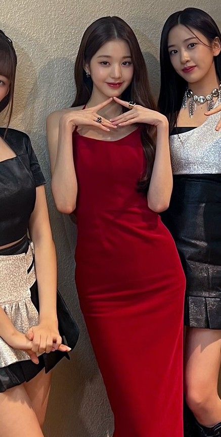 Wonyoung Sister, Wonyoung Suecomma Bonnie, Wonyoung Red Carpet, Wonyoung Mama 2022, Korea Best Friends Girl, Ive Wonyoung, Beautiful Photoshoot, Pic Pose, Cute Actors