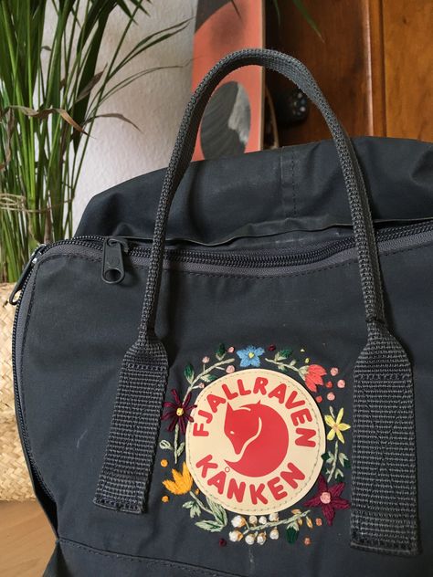 #fjallraven #kanken #flowers #diy #embroidery #art #bloomy #bagpack Fjallraven Embroidery, Kanken Navy, Diy Backpack Decoration, Kanken Embroidery, Diy Rucksack, Mochila Fjallraven Kanken, Diy Embroidery Art, Fjällräven Kånken, Embroidered Backpack