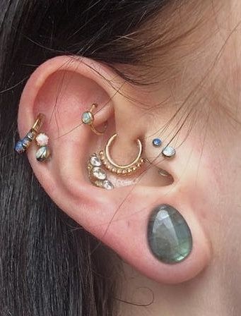 Stretched Ear Inspiration, Piercing Ideas With Gauges, Ear Piercing Ideas With Stretched Ears, Ear Styling With Gauges, Gauged Ears Aesthetic, 00 Stretched Ears, Small Stretched Ears Aesthetic, Guages With Earring, Ear Stretching Aesthetic