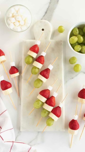 Christmas Fruit Screwers, Christmas Skewers, Grinch Fruit, Christmas Hostess Gifts, Banana Slices, Fruit Skewers, Christmas Fruit, Banana Slice, Festive Treats