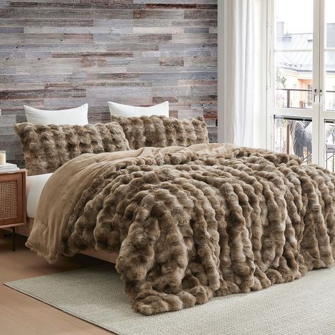 Oversized King Comforter, Dorm Comforters, Faux Fur Bedding, Oversized Comforter, College Bedding, Fur Bedding, Velvet Upholstered Bed, Faux Fur Material, Bed Comforter Sets