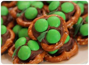 shamrock pretzel treats Shamrock Pretzels, Pretzel Treats, Fete Saint Patrick, St Patrick Day Treats, St Patricks Day Food, Hershey Kiss, Saint Patties, Chocolate Covered Pretzels, St Pattys