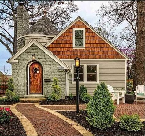 Cedar Roof Exterior Colors, Cedar Shingle Siding, Cottage House Exterior, Cedar Shake Siding, Cedar Shake, Lake Houses Exterior, Exterior House Color, Shingle Siding, Cabin Exterior