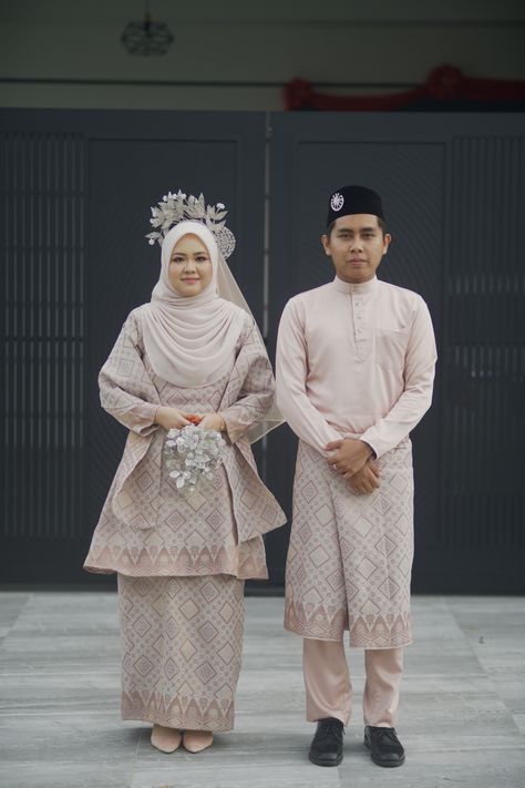 Malay Wedding Dress Nikah, Melayu Wedding, Malay Wedding Dress, Muslim Wedding Gown, Nikah Outfit, Muslimah Wedding Dress, Muslimah Wedding, Wedding Gown Inspiration, Simple Wedding Decorations