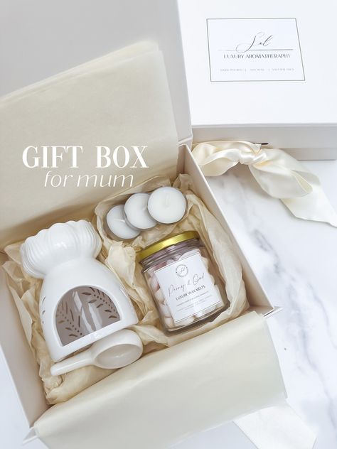 Discover pure luxury with our "GIFTS FOR MUM" White Ceramic Oil Burner Gift Box! This elegant set includes a pristine white ceramic oil burner and irresistible Luxury Oud Scent Wax Melts, designed for relaxation and tranquility. Perfect for Mother's Day or any special occasion, this gift is sure to impress. Treat your mom to a sensory escape and shop our "GIFTS FOR MUM" White Ceramic Oil Burner Gift Box today! Wax Melt Gift Box Ideas, Candle Gift Box Ideas, Ceramic Oil Burner, Jar Packaging, Candle Crafts Diy, Candle Gift Box, Candle Craft, Candle Packaging, Gifts For