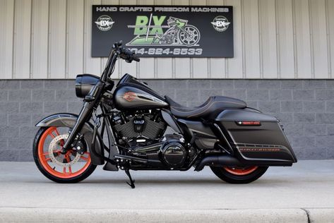 Harley-Davidson Road King "Matt Black" by The Bike Exchange - Review Motocykle Harley Davidson, Road King Special, Harley Davidson Cake, Harley Davidson Scrambler, Harley Davidson Birthday, Harley Davidson Helmets, Harley Davidson Pictures, Harley Davidson Tattoos, Harley Davidson Baggers