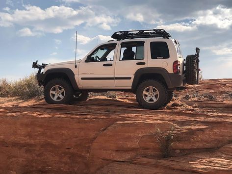 Lifted Jeep Liberty, Jeep Liberty Lifted, Camping Jeep, Jeep Liberty Sport, Dragon Nest, Car Things, Jeep Ideas, Off Roaders, Lifted Jeep