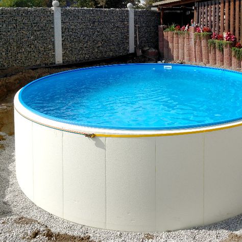 Oftmals steht vielen ein ausschlaggebender Grund bei der Überlegung einen eigenen Swimmingpool anzuschaffen im Weg: Die aufwendigen Erdarbeiten.… Whirlpool Deck, Sunken Hot Tub, Hot Tub Designs, Hot Tub Patio, Cedar Hot Tub, Portable Hot Tub, Diy Hot Tub, Tub Enclosures, Relaxing Backyard