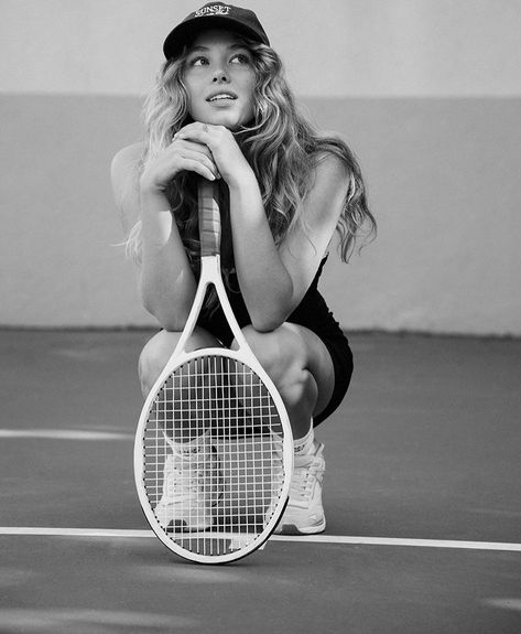 Tennis Court Aesthetic Photoshoot, Vintage Tennis Photoshoot, Sport Photography Ideas, Tennis Poses Photo Ideas, Nike Campaign Photography, Tennis Instagram Pictures, Tenis Photoshoot, Tennis Photoshoot Ideas, Tennis Pose