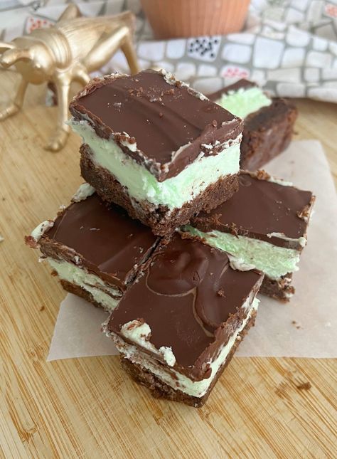 Grasshopper Brownies Grasshopper Brownies, Grasshopper Bars, Mint Brownies Recipe, Parfait Bar, Brownie Mix Recipes, Grasshopper Pie, Hershey Syrup, Cream Cheese Bars, Mint Brownies