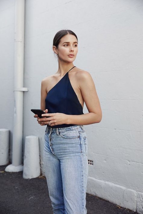 A Summer Staple Street Style Jeans, Moda Do Momento, Haine Diy, Nyc Street Style, Denim On Denim, Stil Inspiration, Street Style Trends, Sarah Jessica Parker, Asymmetrical Tops