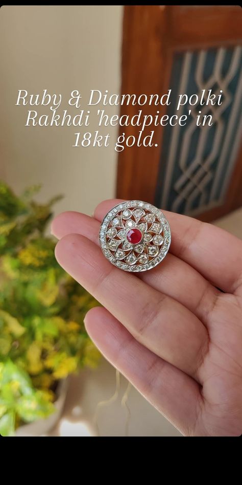 Rakhadi Designs Gold, Head Jewellery, Rajputi Jewellery, Gold Jewelry Outfits, Gay Outfit, Diamond Wedding Jewelry, Antique Jewellery Designs, Gold Bridal Jewellery Sets, Jewel Wedding