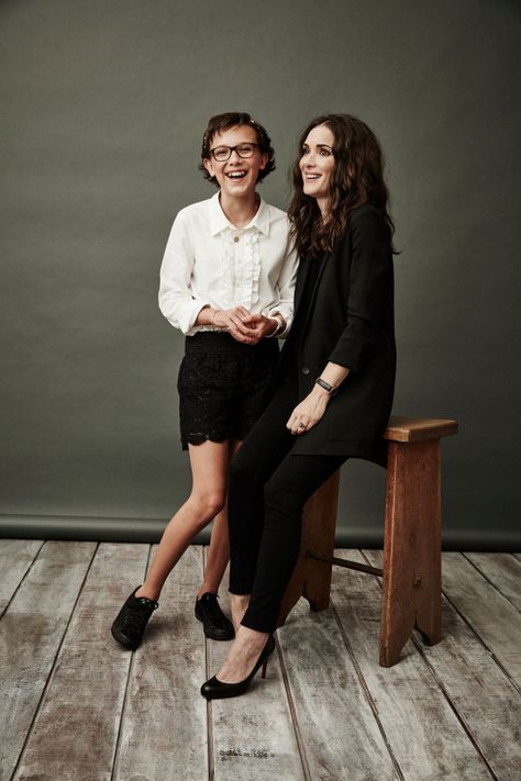 Millie Bobby Brown & Winona Ryder Winona Forever, Bobby Brown Stranger Things, Stranger Things Actors, Browns Fans, Cast Stranger Things, Stranger Things Meme, Stranger Things Wallpaper, Winona Ryder, Stranger Things Netflix