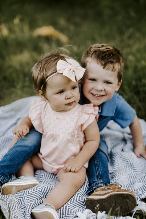 1 year old and 4 year old family photos @kelseykimberlin One Year Old Sibling Pictures, 1st Birthday Photoshoot With Siblings, One Year Old Photo Shoot Ideas, 2 Under 2 Photoshoot, One Year Photoshoot Ideas, One Year Old Pictures, One Year Photoshoot, Easter Shoot, Sibling Photoshoot