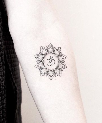 Mandala Om Tattoo, Ohm Tattoo, Mandala Tattoo Meaning, Dotwork Tattoo Mandala, Small Sister Tattoos, Om Mandala, Font Tattoo, Buddhist Tattoo, Yoga Tattoos