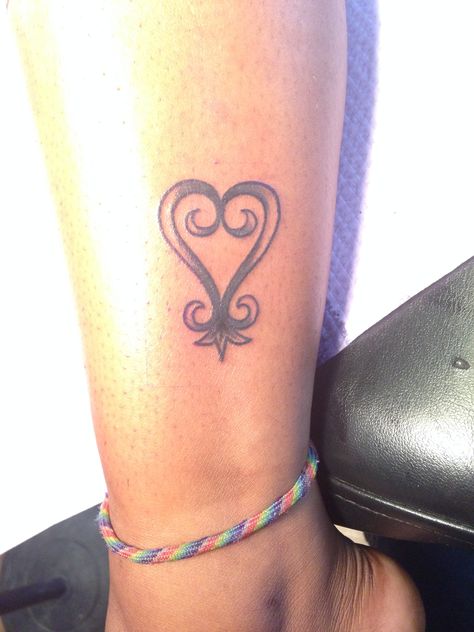 Sankofa: African symbol that mean learn from the past and build for the future African Tattoos For Women, Sankofa Tattoo, Adinkra Tattoo, Sankofa Symbol, Tattoos Zodiac, Organic Palette, Africa Tattoos, Polynesian Tattoos Women, African Tattoo