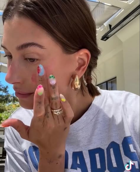 Rainbow explosion nails named by allure Hailey Bieber Nails Summer, Nails Every Nail Different Color, Hailey Bieber Summer Nails, Peggy Gou Nails, Justin Bieber Nails, Emma Chamberlain Nails, Nails Hailey Bieber, Hailey Bieber Nails, Bieber Nails